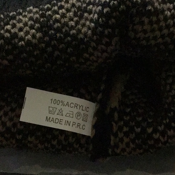 Women’s Leopard Pom Pom Beanie - Picture 3 of 3